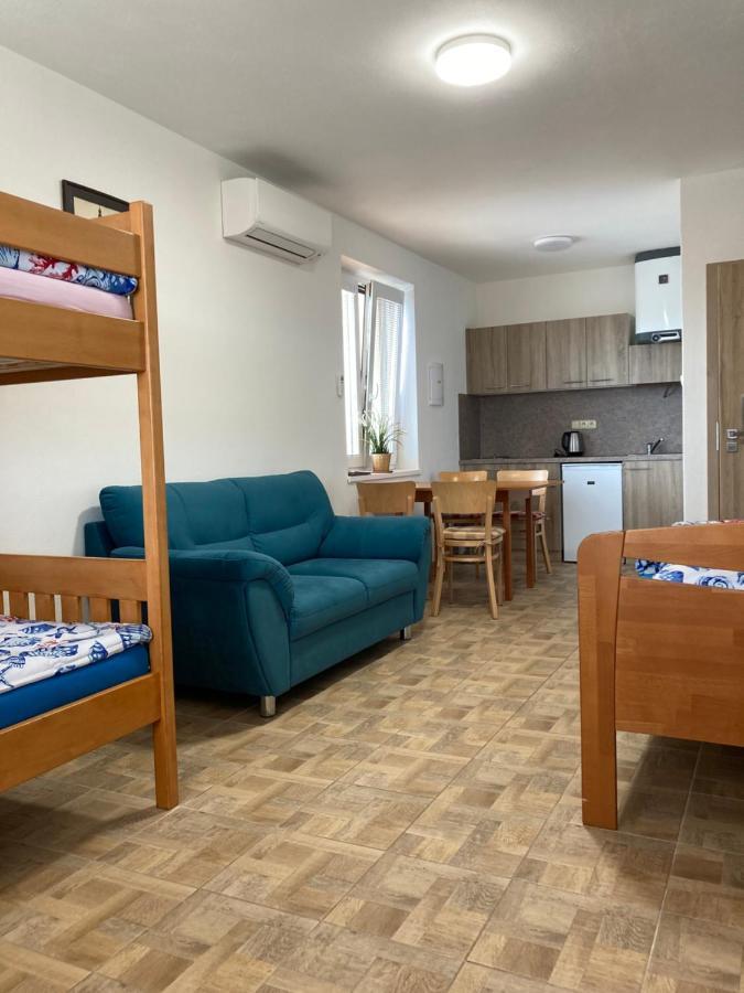 Apartmany S Klimatizaci - Penzion U Kudlacku Pouzdrany Exterior foto