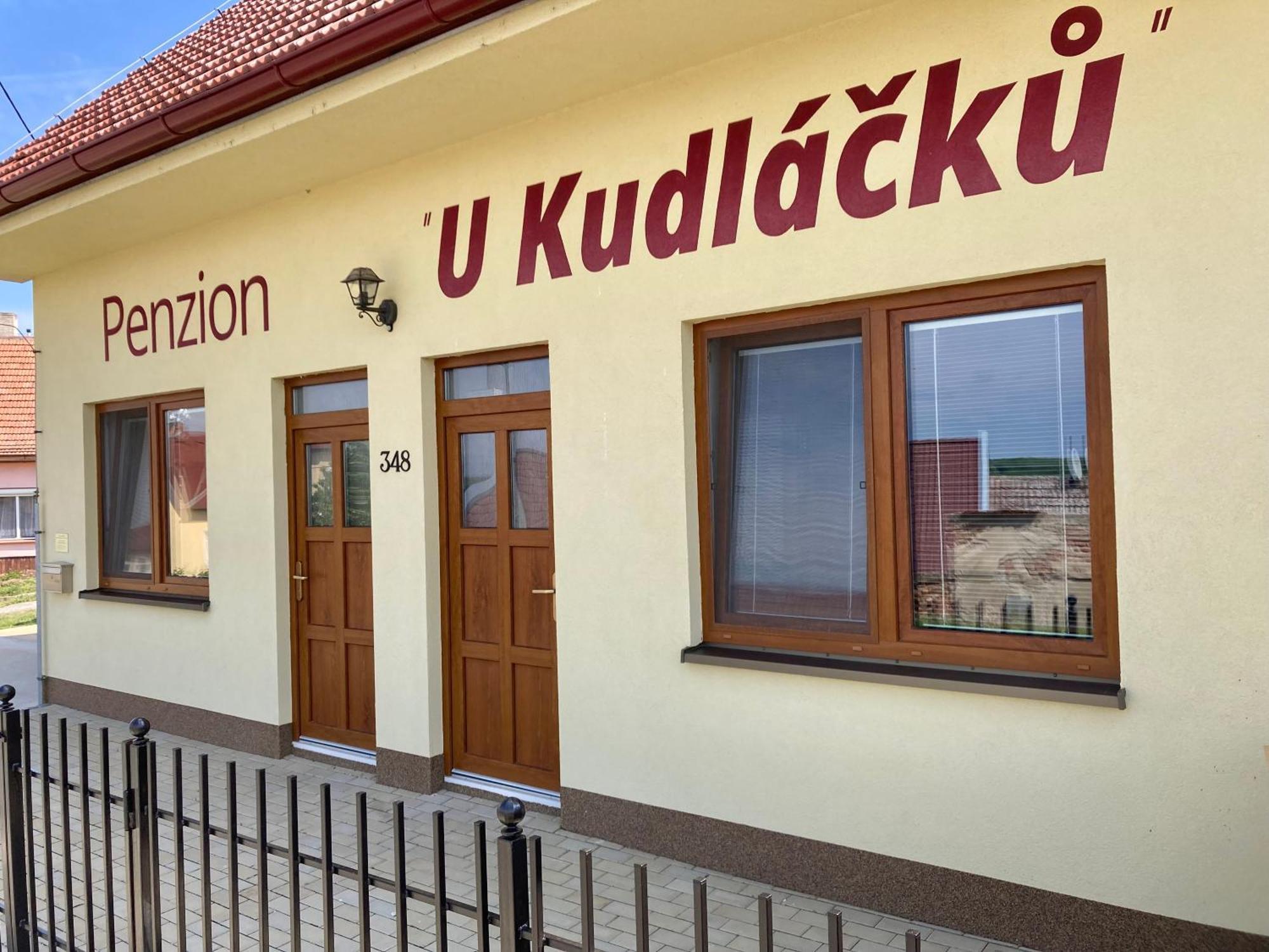 Apartmany S Klimatizaci - Penzion U Kudlacku Pouzdrany Exterior foto