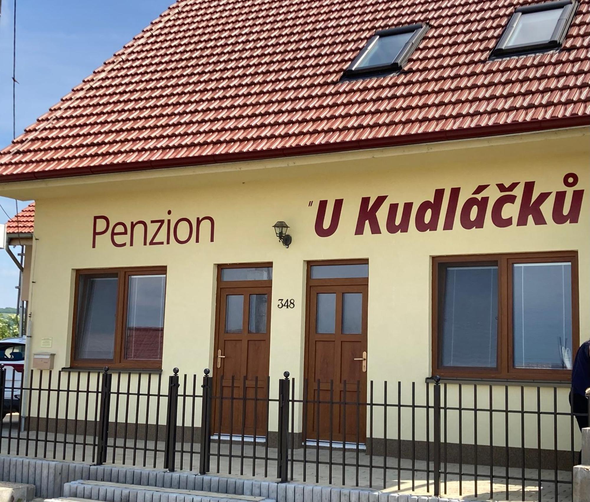 Apartmany S Klimatizaci - Penzion U Kudlacku Pouzdrany Exterior foto