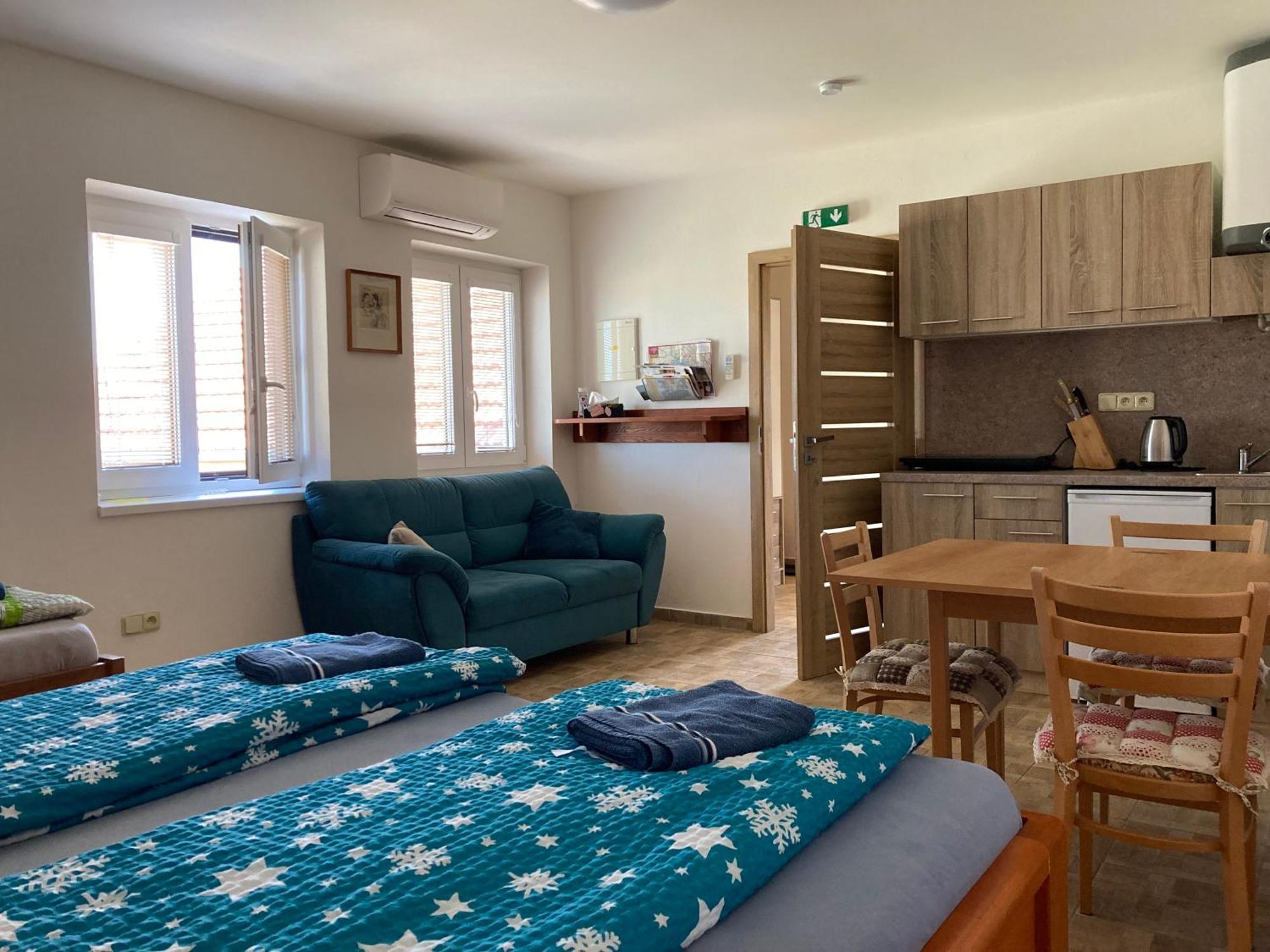 Apartmany S Klimatizaci - Penzion U Kudlacku Pouzdrany Exterior foto